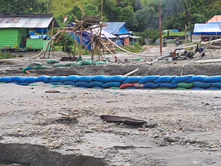 Jalan Poros Nasional di Depan Pos TNI Rusak Parah Akibat Penambangan Emas Ilegal