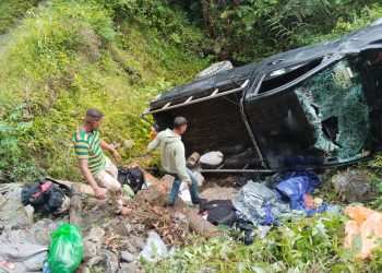Kendaraan Pengangkut Logistik Terbalik, 4 Polisi,  1 PPS Cedera