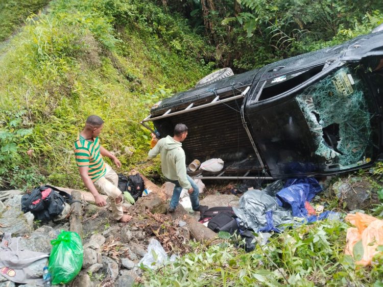 Kendaraan Pengangkut Logistik Terbalik, 4 Polisi,  1 PPS Cedera