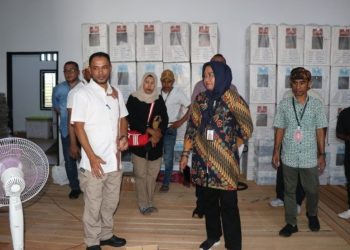 Bupati Safitri Malik Dan Ketua KPU Tinjau Kesiapan Gudang Logistik KPU Bursel