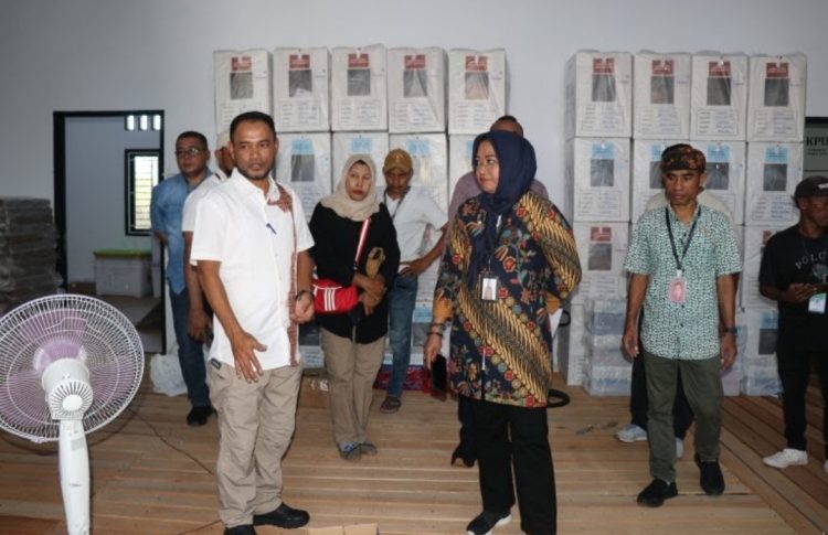 Bupati Safitri Malik Dan Ketua KPU Tinjau Kesiapan Gudang Logistik KPU Bursel