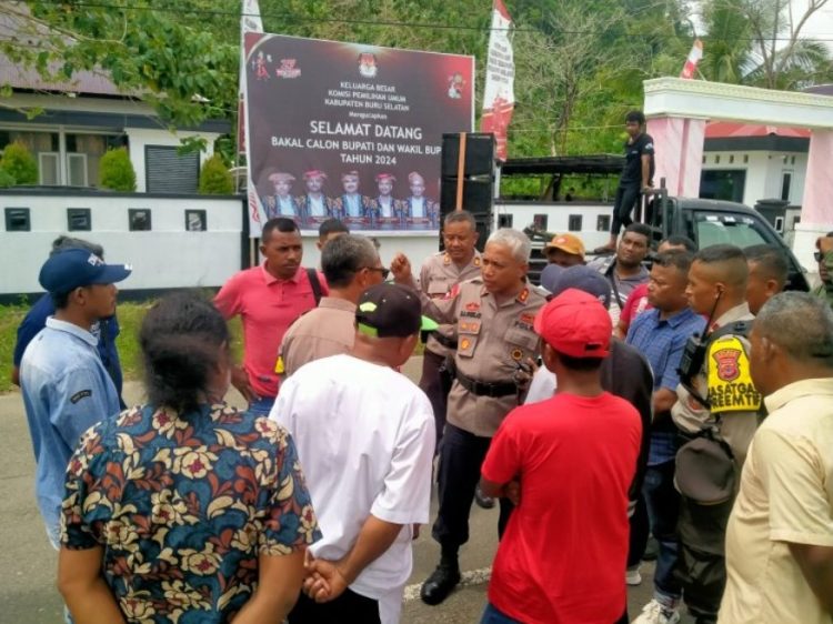 Demo di KPU dan Bawaslu Bursel, Massa Paslon 03 Safitri – Hempri Minta Usut Dugaan Kecurangan Pilkada