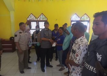 Pj. Bupati Buru Serahkan Bantuan Kepada Korban Tenggelamnya Kapal KM Fadil Jaya