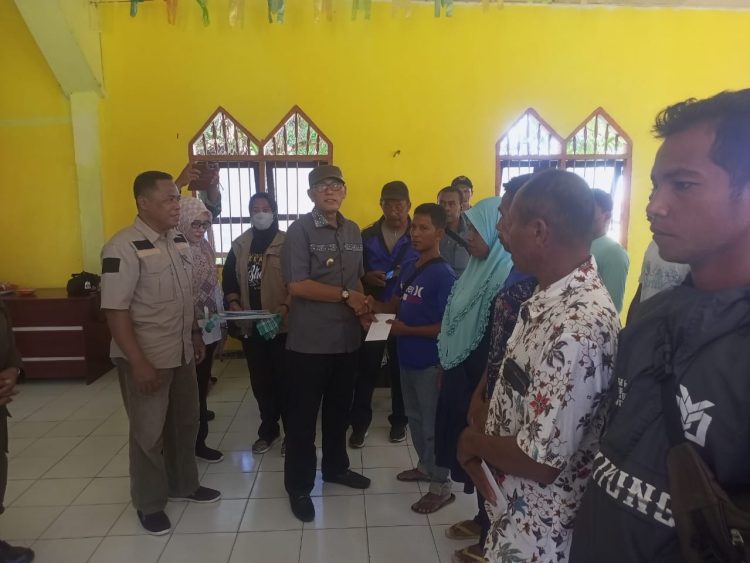 Pj. Bupati Buru Serahkan Bantuan Kepada Korban Tenggelamnya Kapal KM Fadil Jaya