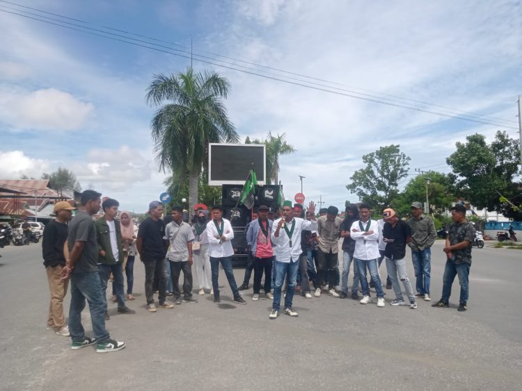 HMI Buru Demo Desak Polres Buru Tangkap Donator Tambang Emas Ilegal GB Haji Sultan