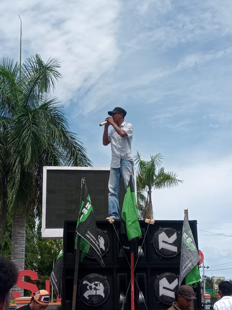 HMI Buru Demo Minta Polres Buru Tangkap Daeng Monding