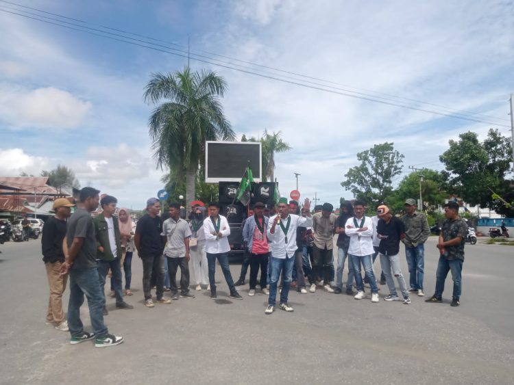HMI Buru Demo Minta Polres Buru Tangkap Pa Dio