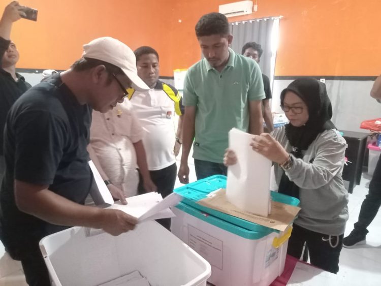 KPU Kabupaten Buru Dikecam, Kotak Suara Dibuka Banyak Dokumen Yang Hilang