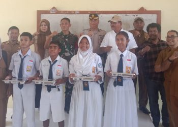 Gelar MBG, Dinas Pendidikan, TNI, Polri Bersama Kepsek SMPN 01 Namrole Dukung Program Presiden Prabowo