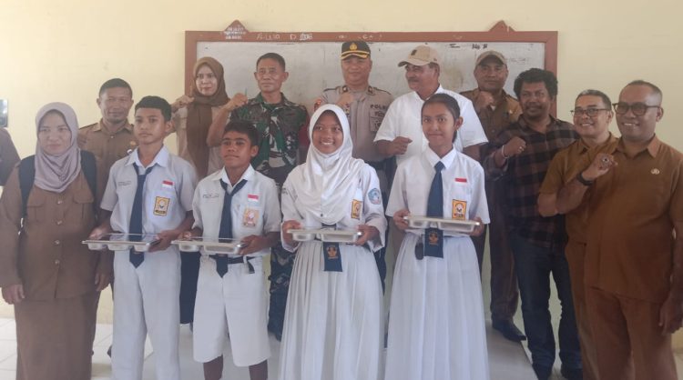 Gelar MBG, Dinas Pendidikan, TNI, Polri Bersama Kepsek SMPN 01 Namrole Dukung Program Presiden Prabowo