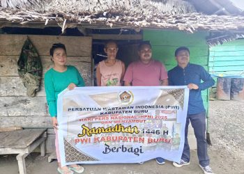 PWI Buru Bagi Sembako ke Lansia