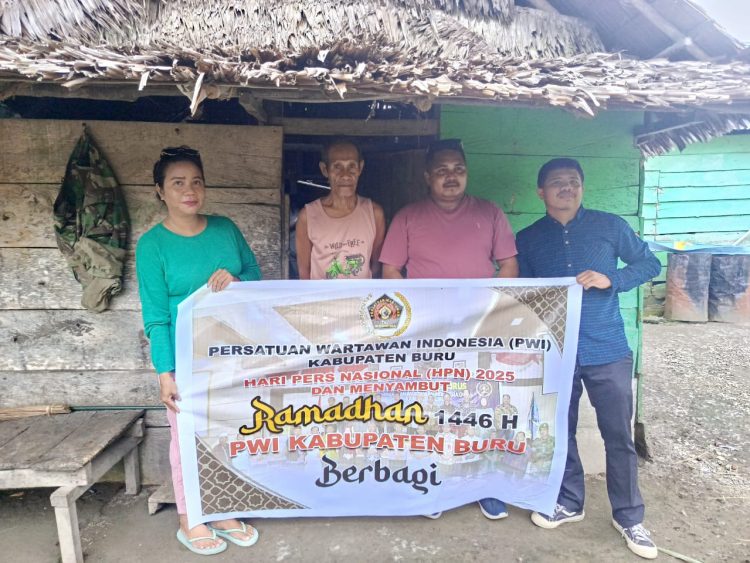 PWI Buru Bagi Sembako ke Lansia