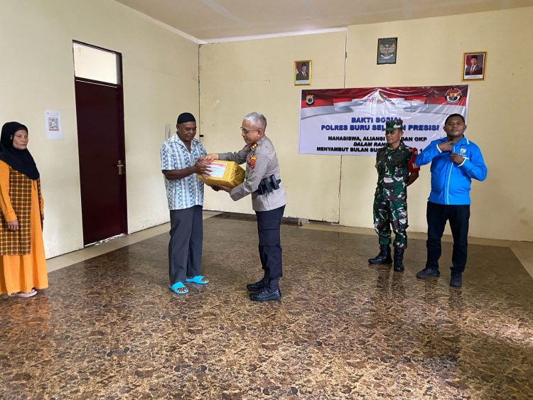 Polres Buru Selatan Bagikan Paket Bansos Jelang Ramadan