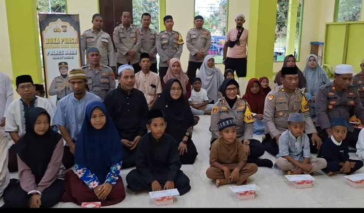 Kapolres Buru  Gelar Bukber  Anak Yatim di Pondok Pesantren Uswatun Hasanah
