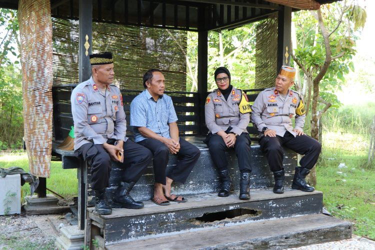 Kapolres Buru Lakukan Anjangsana dengan Tomas dan Toga di Namlea