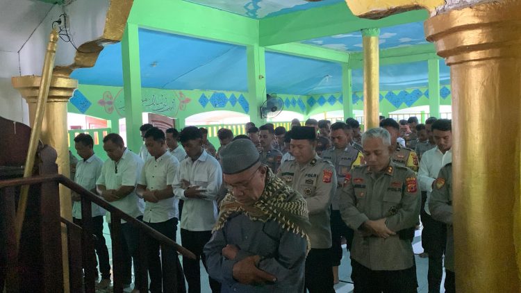 Polres Buru Selatan, Laksanakan Sholat Ghaib dan Doa Bersama Untuk 3 Personil Polri Yang Gugur Dalam Melaksanakan Tugas