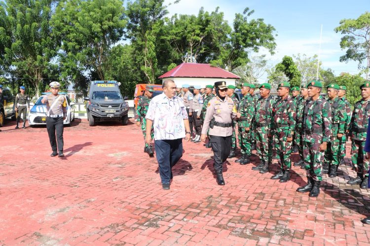 Kapolres Polres Buru Pimpin  Upacara Gelar Pasukan Operasi Ketupat 2025