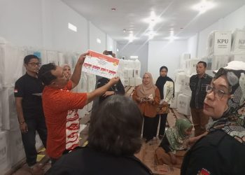 Komisioner KPU Buru Faisal Amin : 615 Surat Suara untuk PSU di TPS 02 Debowae Telah Dilipat