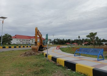 Proyek Penataan Trotoar di Jalan Alun – alun Kantor Bupati dan DPRD Bursel Mempercantik Wajah Kota