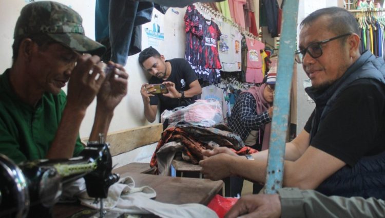 Bupati La hamidi Perintahkan Dinas Desprindak Berikan Tempat Yang Layak Bagi Salah Satu Penjahit Di Pasar Kai Wait