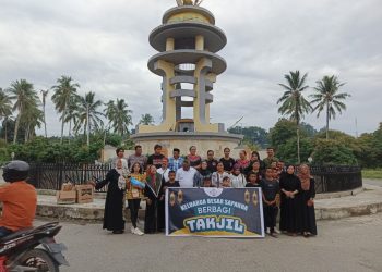 Keluarga Besar Saparua Bursel Berbagi Takjil Gratis Bagi Masyarakat Namrole Yang Berpuasa