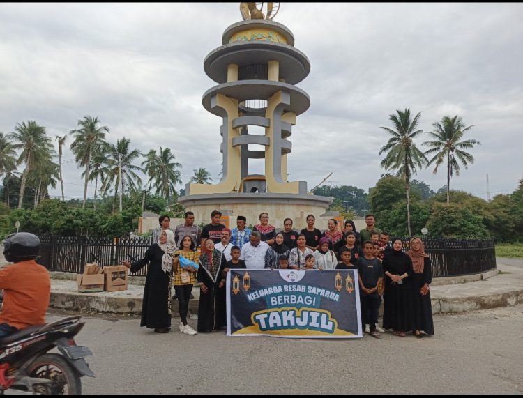 Keluarga Besar Saparua Bursel Berbagi Takjil Gratis Bagi Masyarakat Namrole Yang Berpuasa