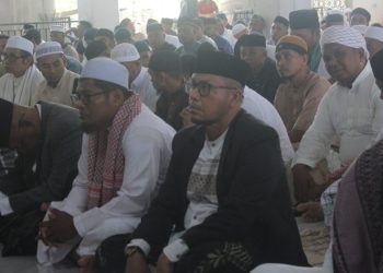 Bupati La Hamidi Shalat Ied Bersama Warga di Masjid Al-Muhajirin Desa Labuang