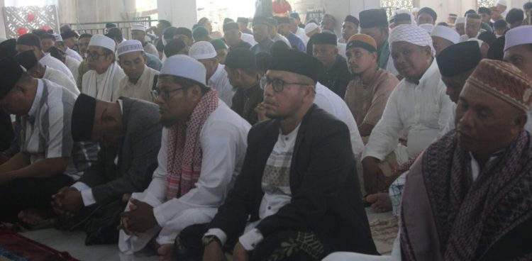 Bupati La Hamidi Shalat Ied Bersama Warga di Masjid Al-Muhajirin Desa Labuang