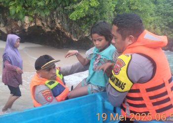 Polsek Leksula Polres Buru Selatan Evakuasi Lima Warga Bala-Bala yang Alami Kecelakaan Laut