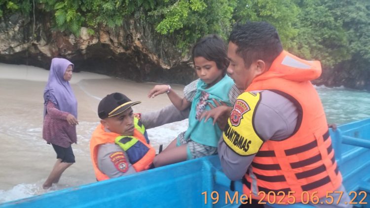 Polsek Leksula Polres Buru Selatan Evakuasi Lima Warga Bala-Bala yang Alami Kecelakaan Laut