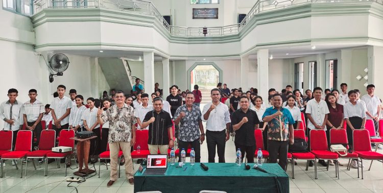 Kominfo Ambon Gandeng FISIP Unpati Sosialisasi Literasi Digital di Jemaat Sumber Kasih