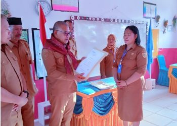 Gerson Selsily Wabup Bursel Buka Sampul Ujian Nasional SD/MI