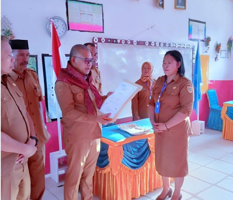 Gerson Selsily Wabup Bursel Buka Sampul Ujian Nasional SD/MI