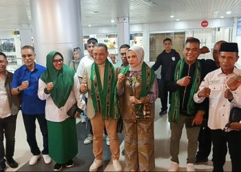 Ikram Umasugi dan Sudarmo Tiba di Kota Ambon, Langsung Disambut Meriah Warga dan Jajaran Partai Politik