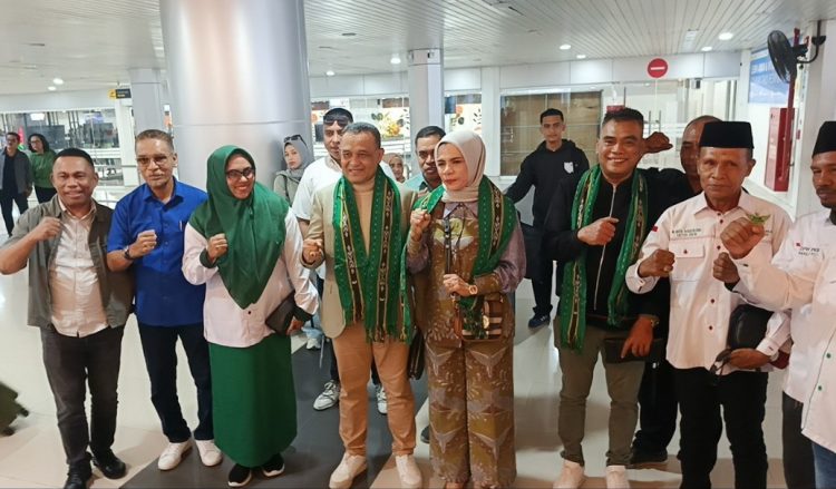 Ikram Umasugi dan Sudarmo Tiba di Kota Ambon, Langsung Disambut Meriah Warga dan Jajaran Partai Politik