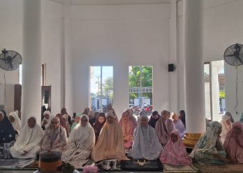 Kapolres Buru Sulastri Sukidjang dan Jajaran Sholat Idul Adha di Masjid Ar-Riaayah