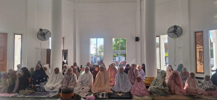 Kapolres Buru Sulastri Sukidjang dan Jajaran Sholat Idul Adha di Masjid Ar-Riaayah