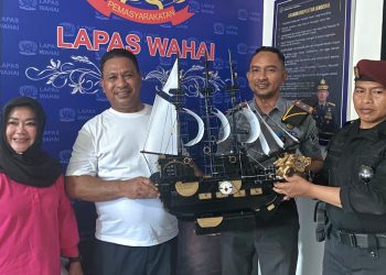 Wagub Maluku Abdullah Vanath Beli Hasil Karya Narapidana Lapas Wahai