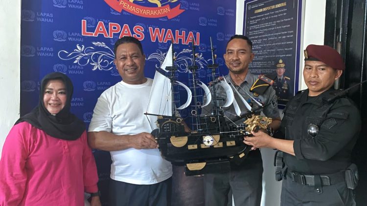 Wagub Maluku Abdullah Vanath Beli Hasil Karya Narapidana Lapas Wahai