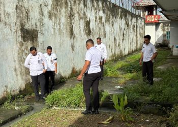 Menghadapi Musim Hujan, Karutan Tinjau Kelancaran Drainase dan Kebersihan Lingkungan Kantor