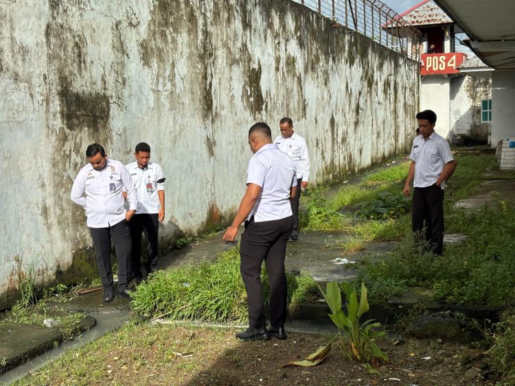Menghadapi Musim Hujan, Karutan Tinjau Kelancaran Drainase dan Kebersihan Lingkungan Kantor