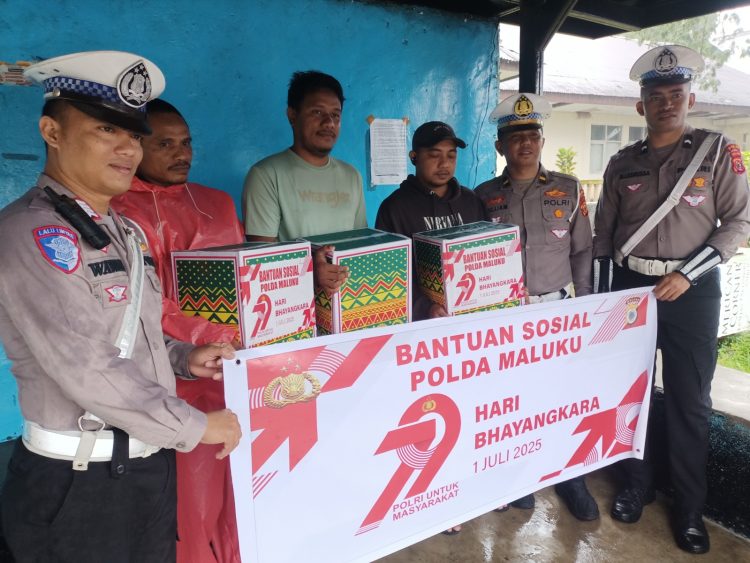 Jelang Hari Bhayangkara ke 79, Dit Lantas Polda Maluku Berbagi dengan Tukang Ojeg Online