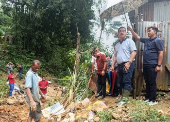 Hendrik Lewerissa dan Bodewin Wattimena Tinjau Lokasi Bencana Akibat Terdampak Curah Hujan di Kota Ambon