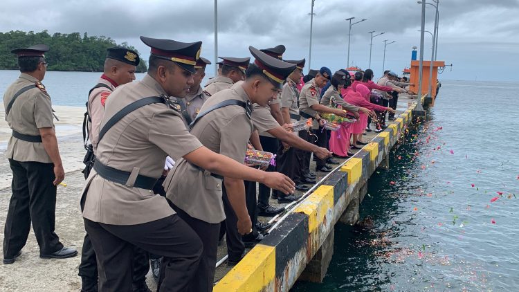 Polres Buru Selatan Gelar Upacara Tabur Bunga, Dalam Rangka Hari Bhayangkara Ke-79