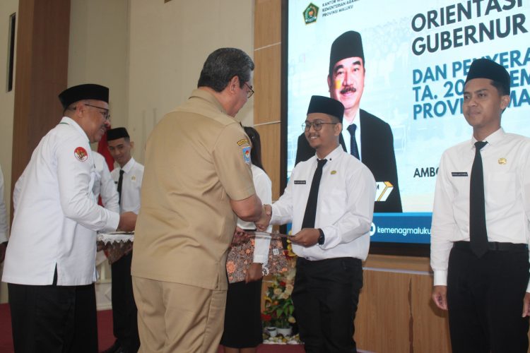 Serahkan 99 SK CPNS Lingkup Kanwil Kemenag Provinsi Maluku, Gubernur Maluku Berikan Orientasi