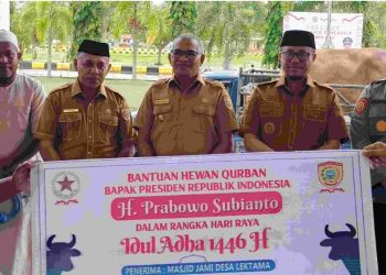 Pemda Bursel menyerahkan sebanyak 57 hewan Menyambut hari Adha 1446 H