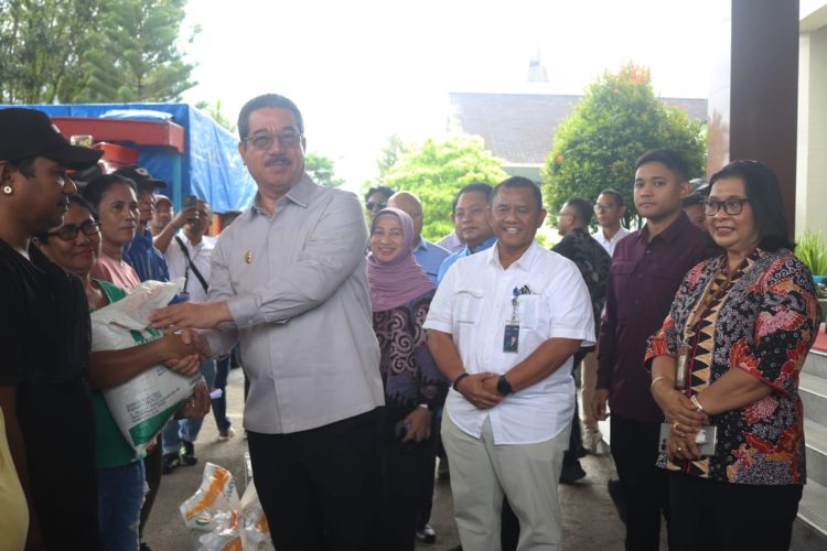 Resmi Lepas Bantuan Beras Untuk 119.990 KK Gubernur: Bantuan ini Diharapkan Tepat Sasaran