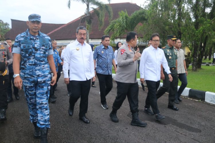 MENKES RI DISAMBUT GUBERNUR DI BANDARA PATTIMURA AMBON