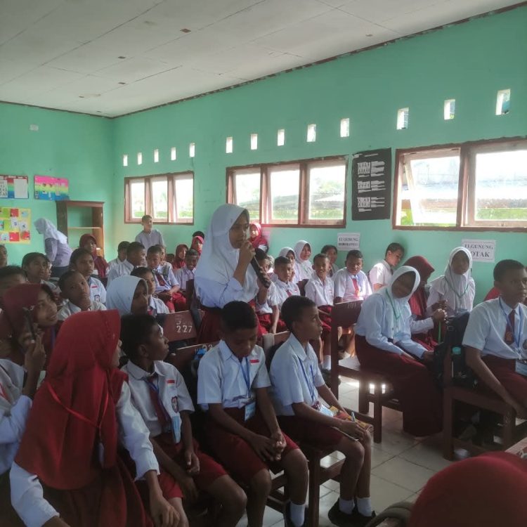 Dinas Pendidikan Bursel Turut Menyemangati Anak Sekolah Dalam kegiatan Masa Pengenalan Lingkungan Sekolah