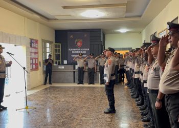 Kapolres Buru Selatan Andi P. Lorena Pimpin Upacara Kenaikan Pangkat Personil Polres Buru Selatan Periode 1 Juli 2025